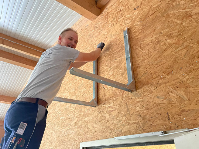 Installation der Konsole für das Klimagerät im Kaninchenstall in Niederrohrdorf