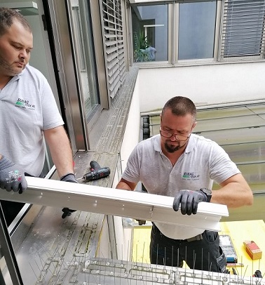 Montage einer Klimaanlage durch zwei Servicetechniker in Basel