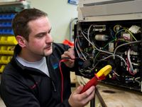 Techniker repariert Klimaanlage