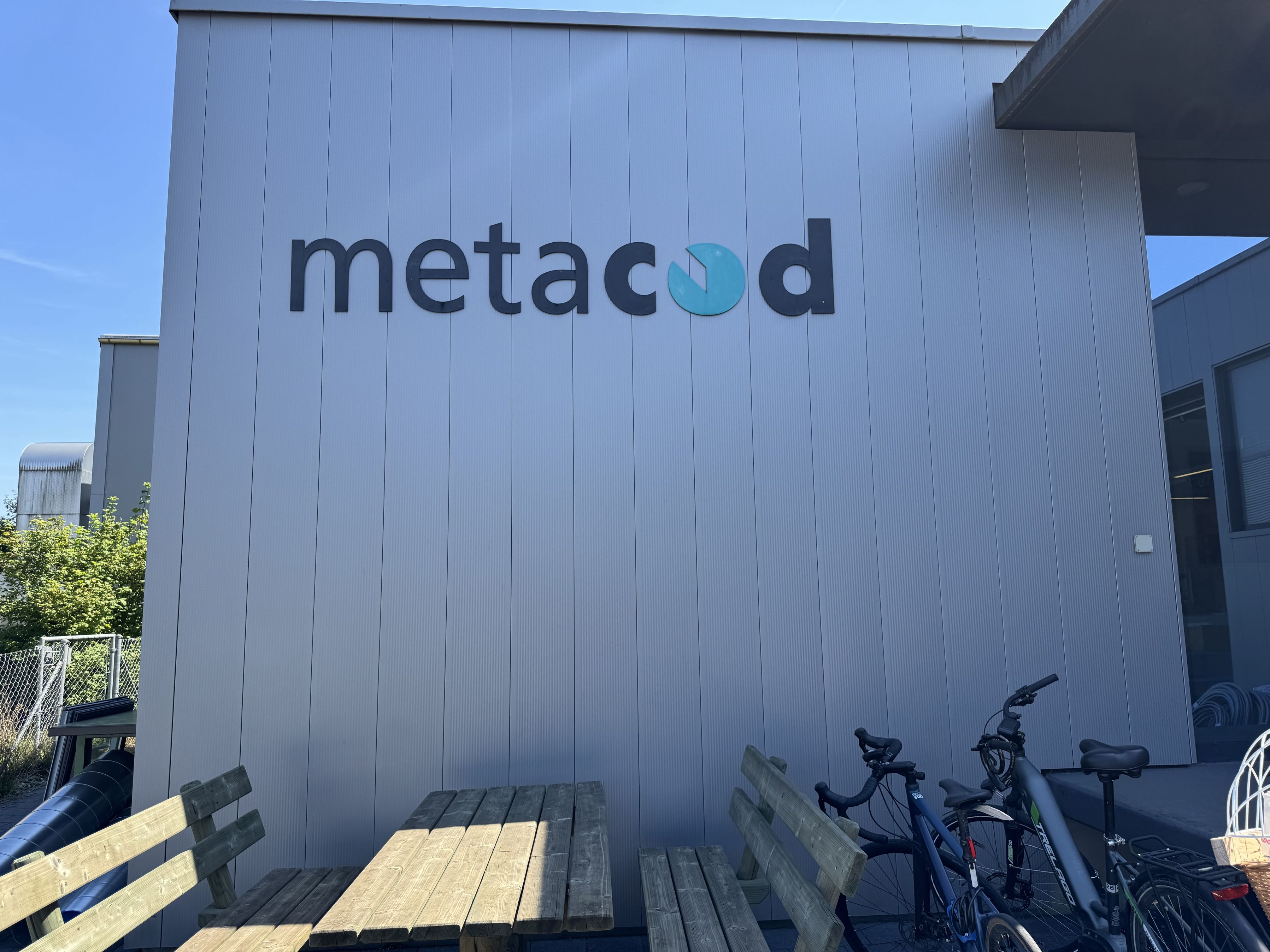 Hier stehen wir vor der MetaCod Gebäude kurz vor unserer Klimainstallation