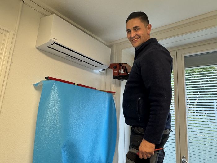 Der Techniker ist am Bohren