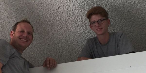Servicetchniker in Dättwil bei der Montage