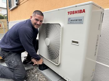 Techniker beim Aussengerät