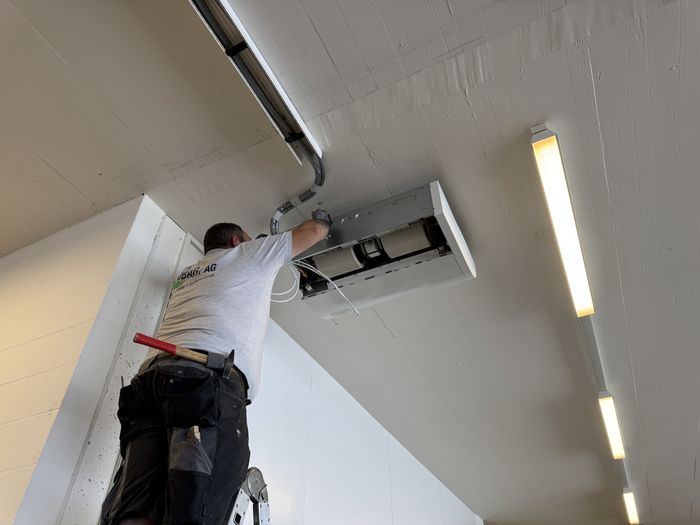 Servicetechniker installiert Klimagerät