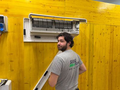 Training und Qualitätskontrolle bei der Installation einer Klimaanlage an der Übungswand
