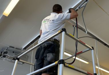 Unser Servicetechniker beim Löten einer Leitung