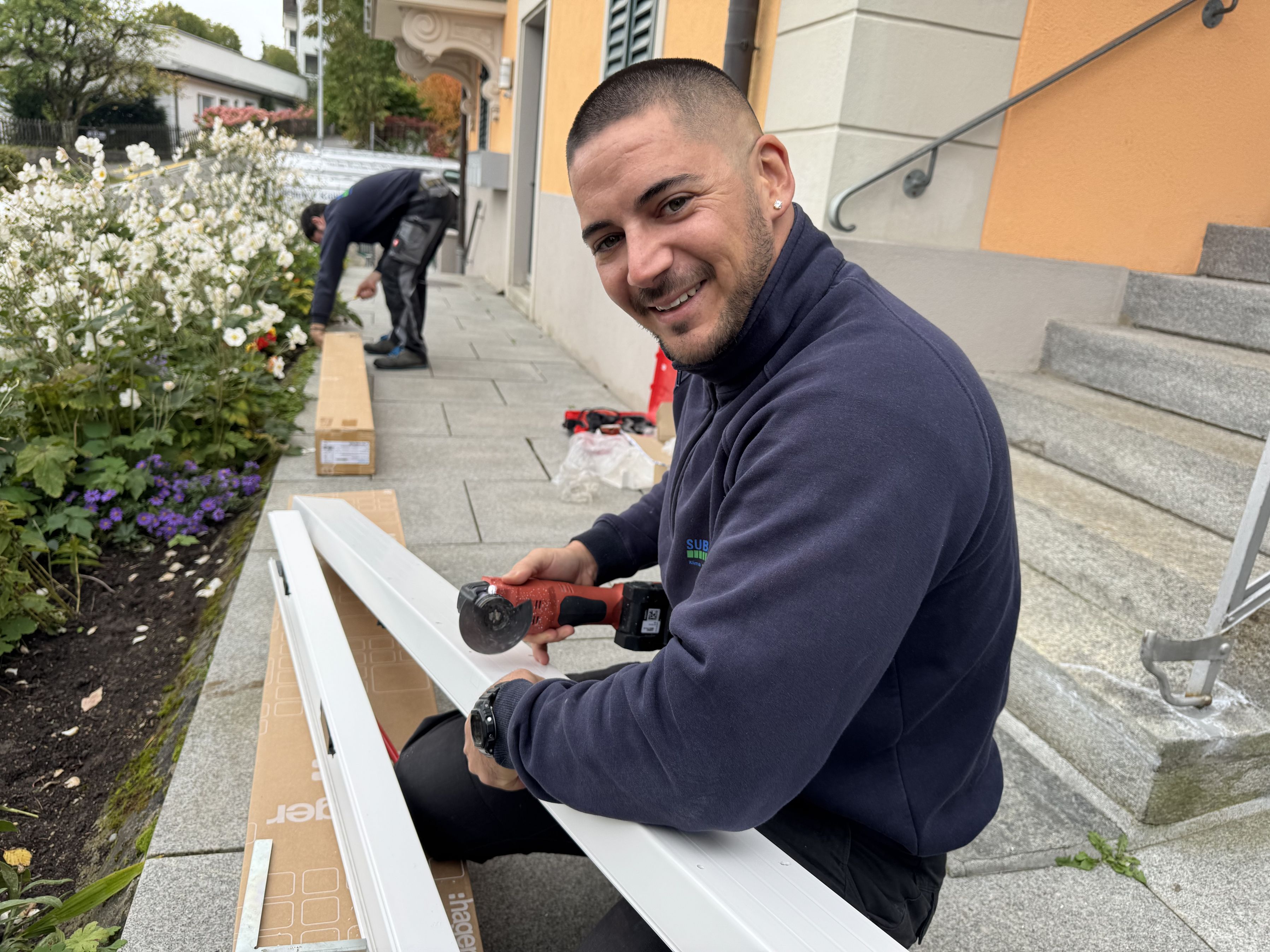 Unser Servicetechniker am zuschneiden der Kabelkanäle