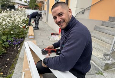 Servicetechniker beim Zuschneiden des Kabelkanals
