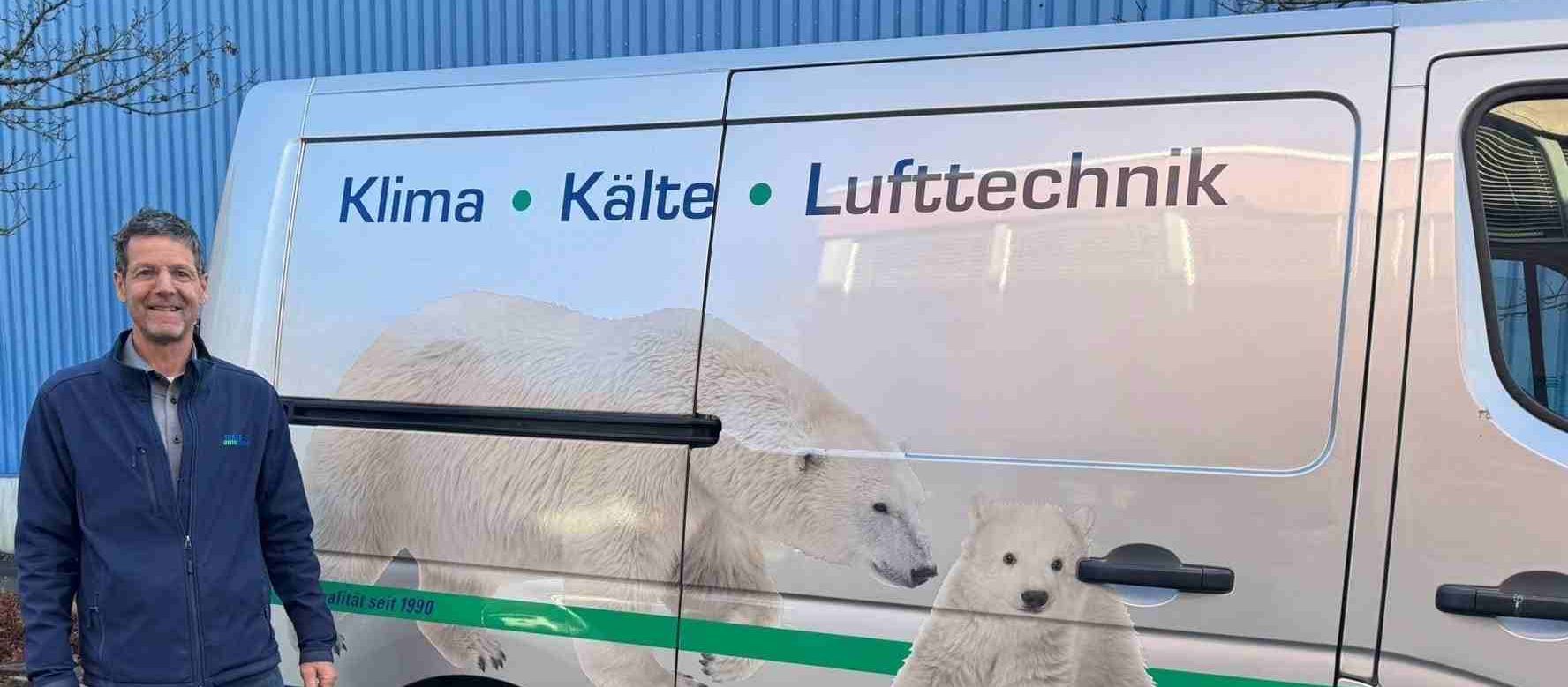 Filialleiter Bachenbülach, Marco Brunner vor dem Servicefahrzeug