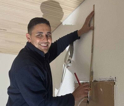 Servicetechniker von Bachenbülach bei der Installation einer Klimaanlage