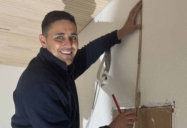 Installation von einem Innengerät in der Arztpraxis durch den Servicetechniker