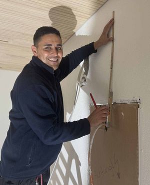 Installation von einem Innengerät in der Arztpraxis durch den Servicetechniker