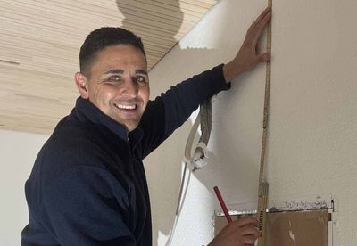 Installation von einem Innengerät in der Arztpraxis durch den Servicetechniker