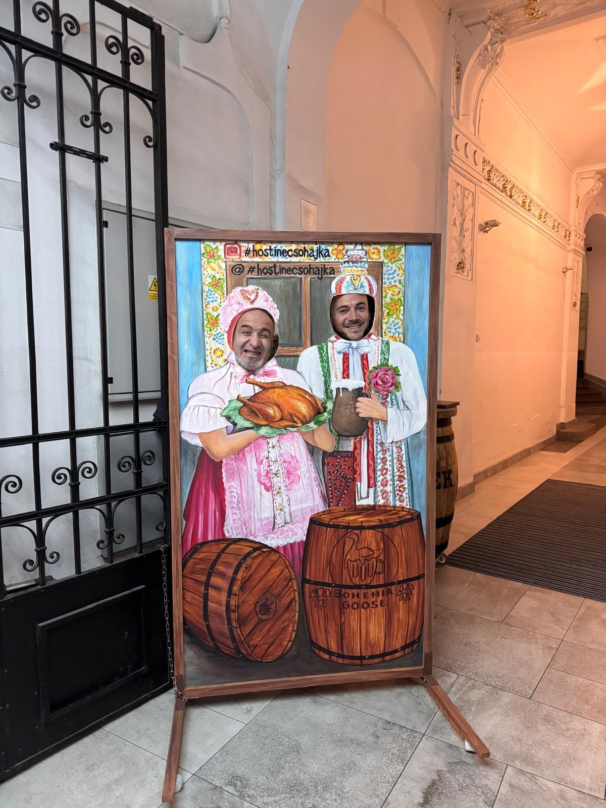 Benjamin und Tolga machen gemeinsam ein Erinnerungsfoto