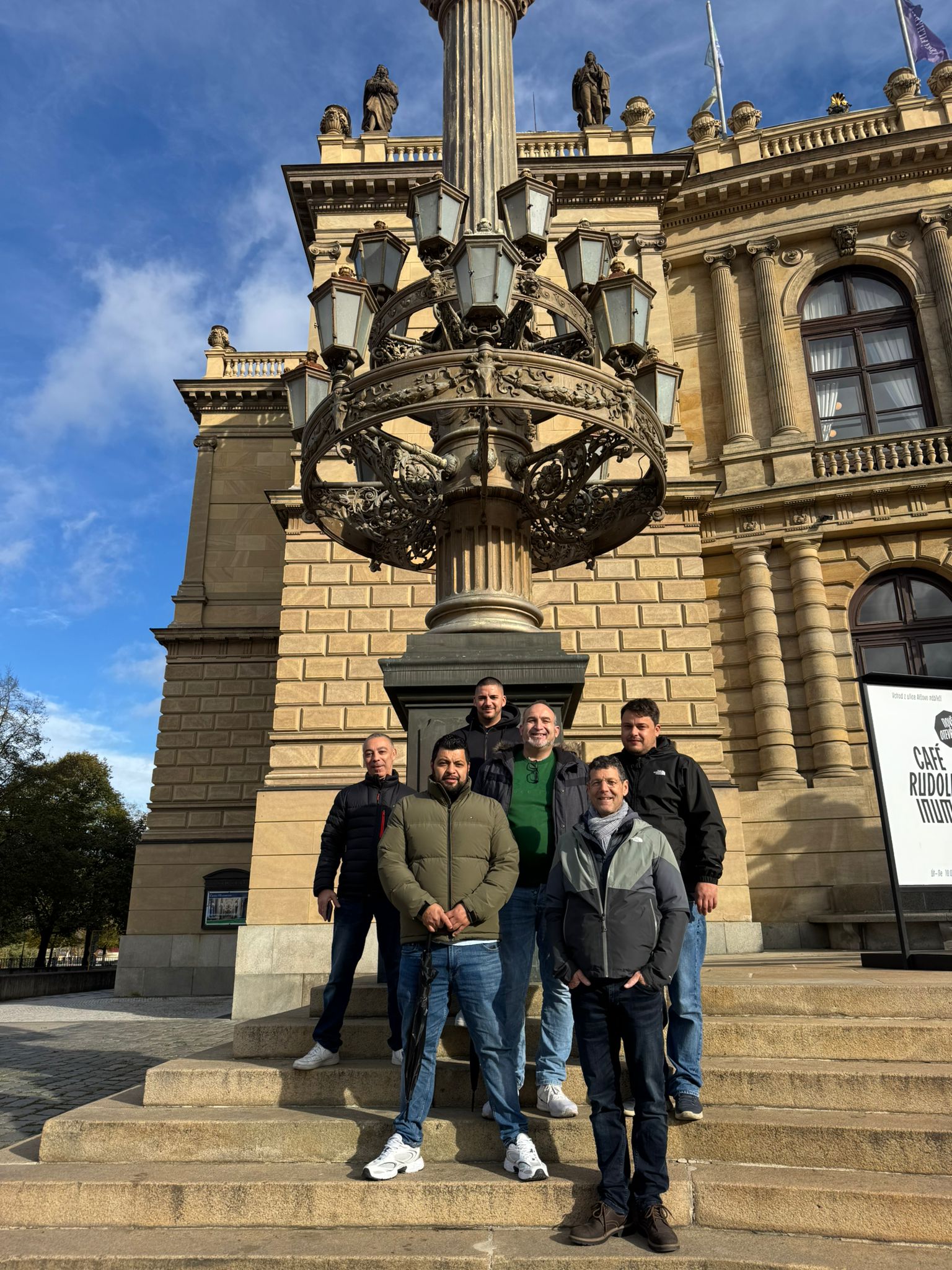 Die aktive Gruppe erkundet Prag, während die andere Gruppe sich im Hotel erholte...