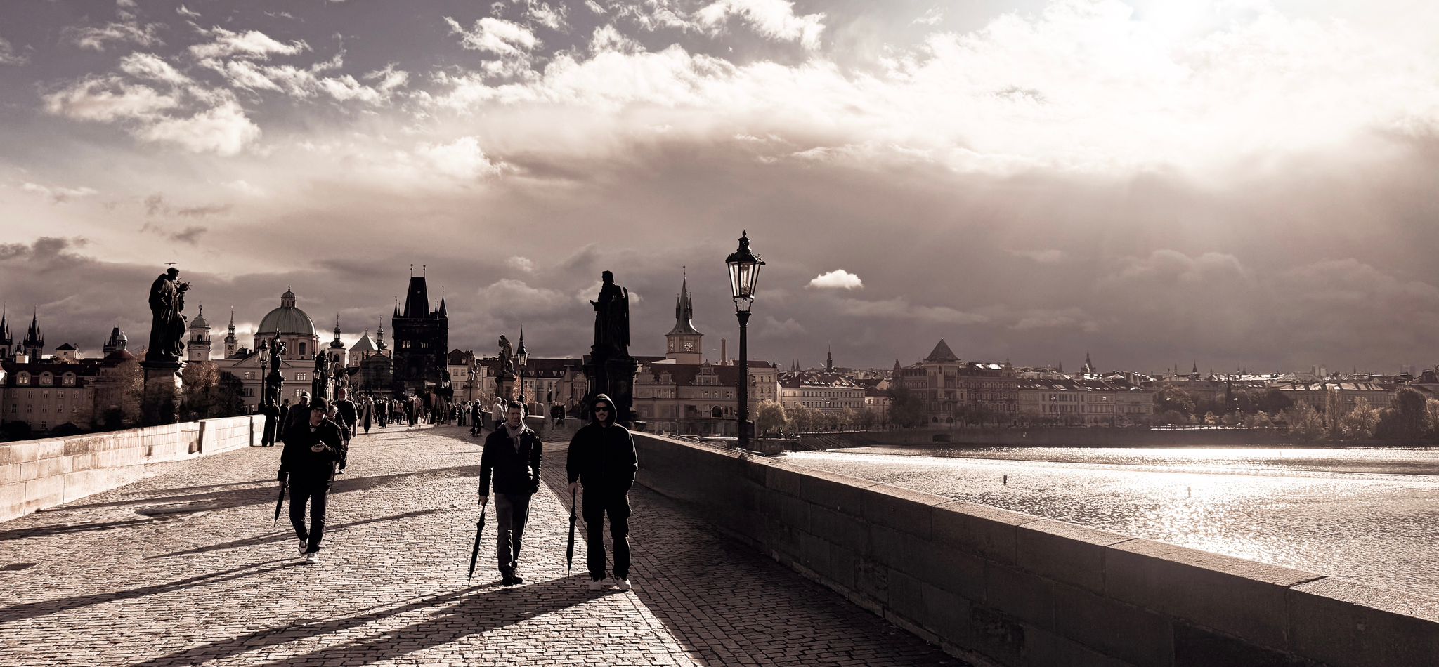 Die Mitarbeiter machen einen Spaziergang auf die Karlsbrücke