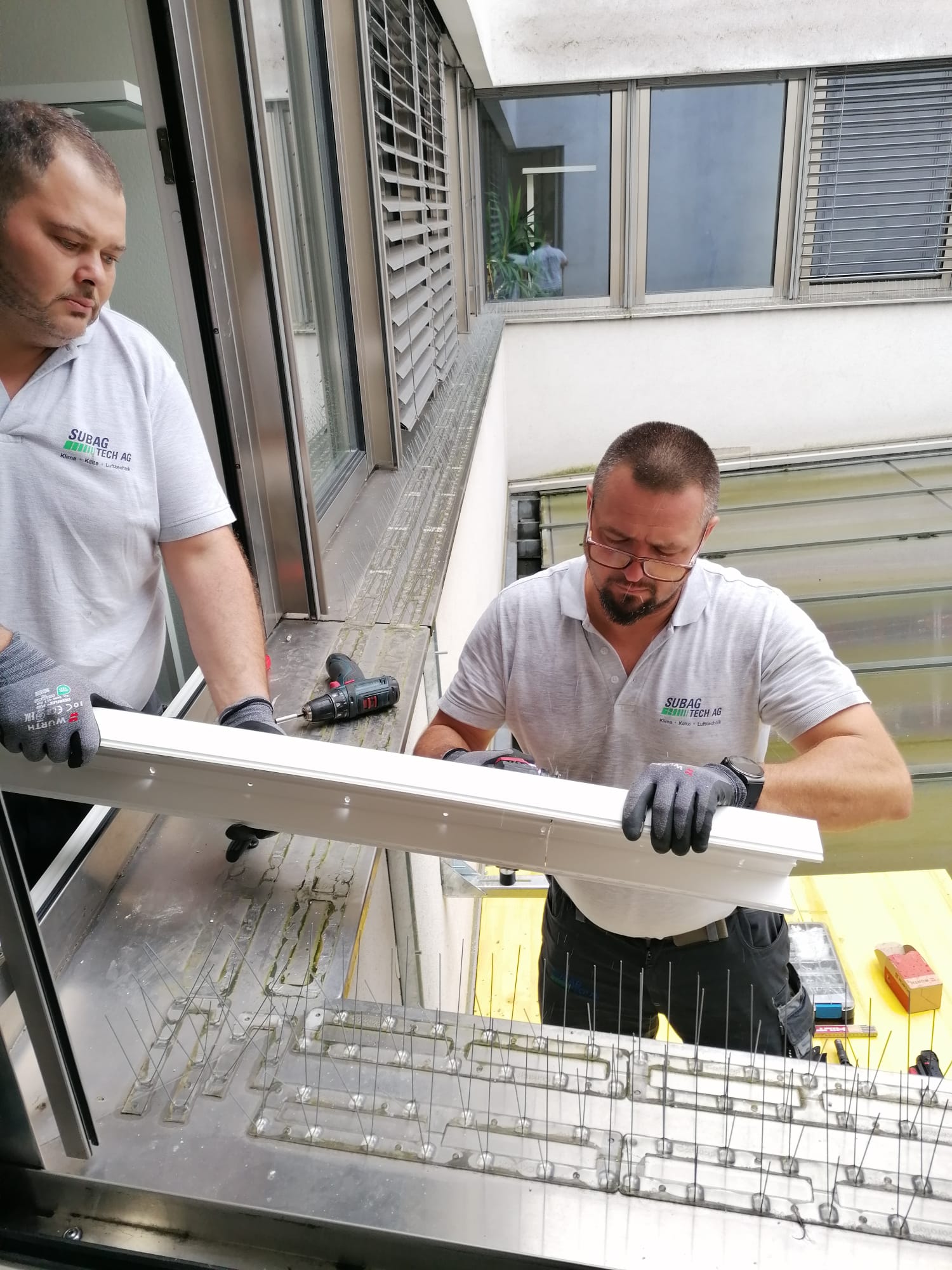 Unsere Techniker helfen sich hier gegenseitig.