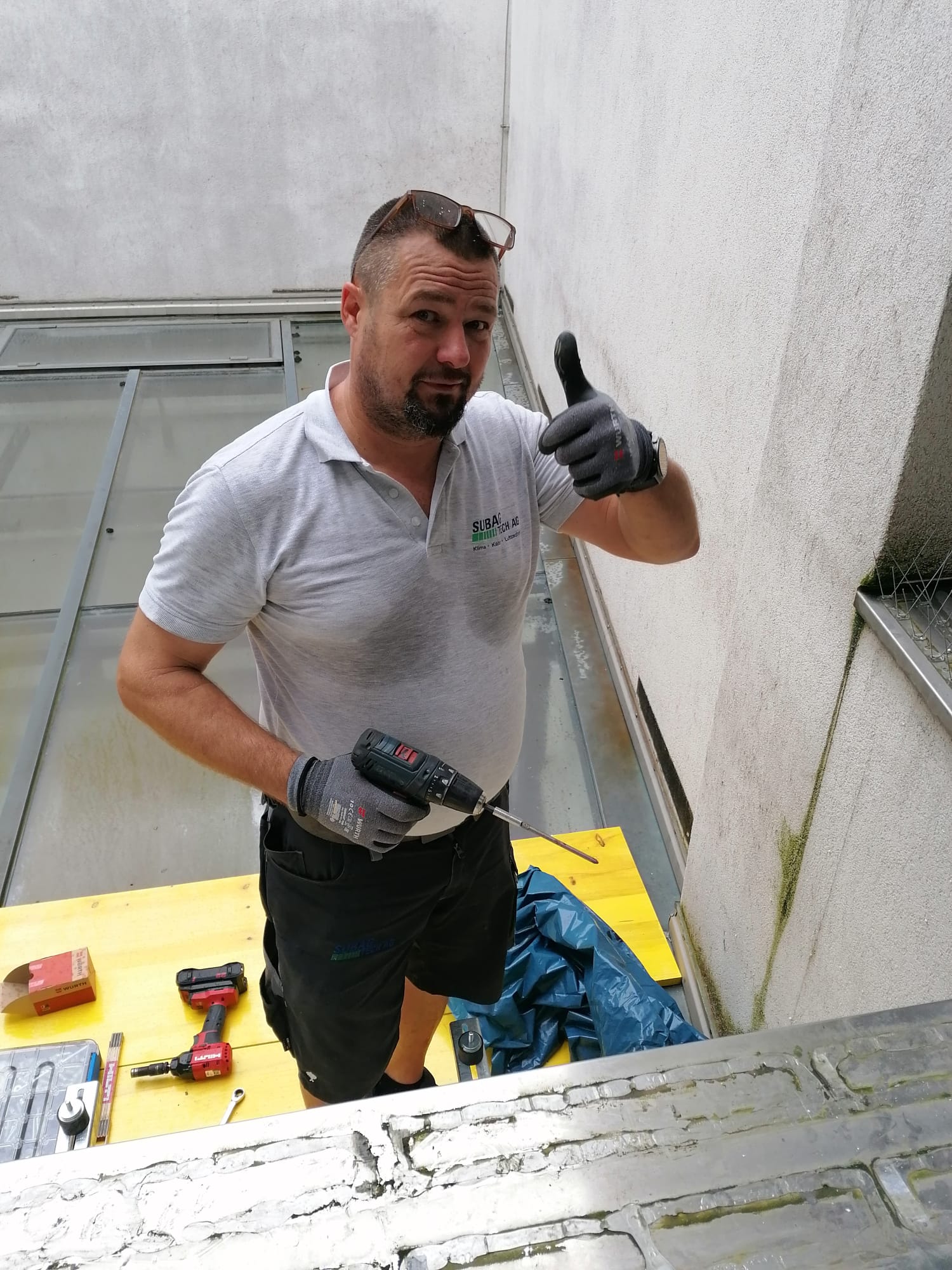 Unser Techniker beim Installieren in Basel.