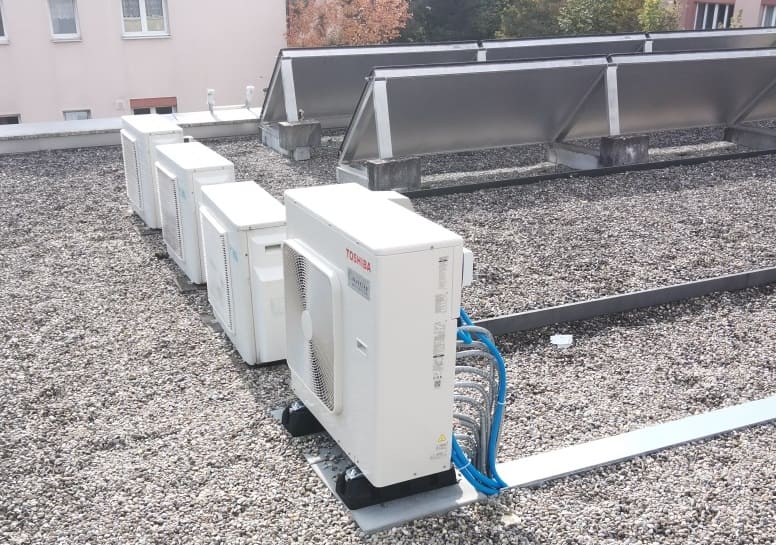 Die Aussengeräte stehen auf dem Dach der Arztpraxis in Fislisbach