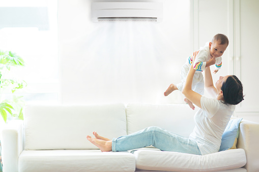 Familie in Neubau mit Klimaanlage